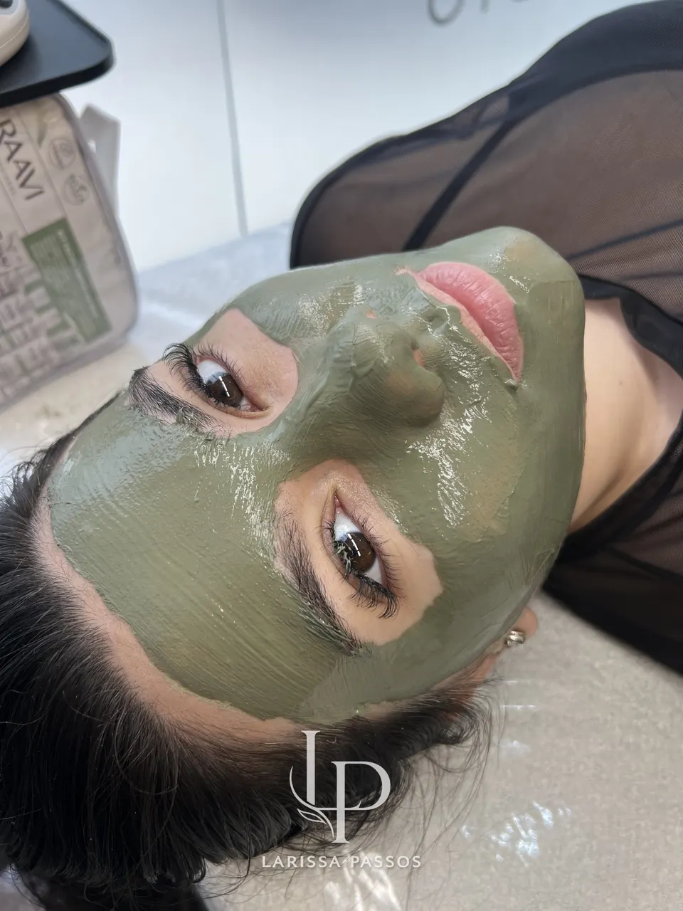 Cliente com máscara facial de argila durante o atendimento