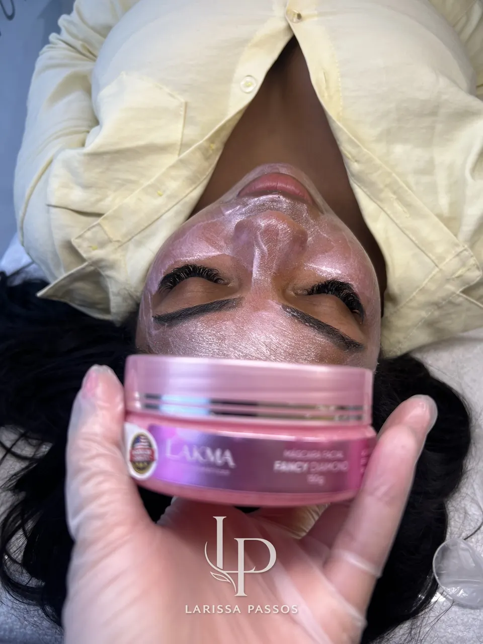 Aplicação de máscara facial durante o atendimento